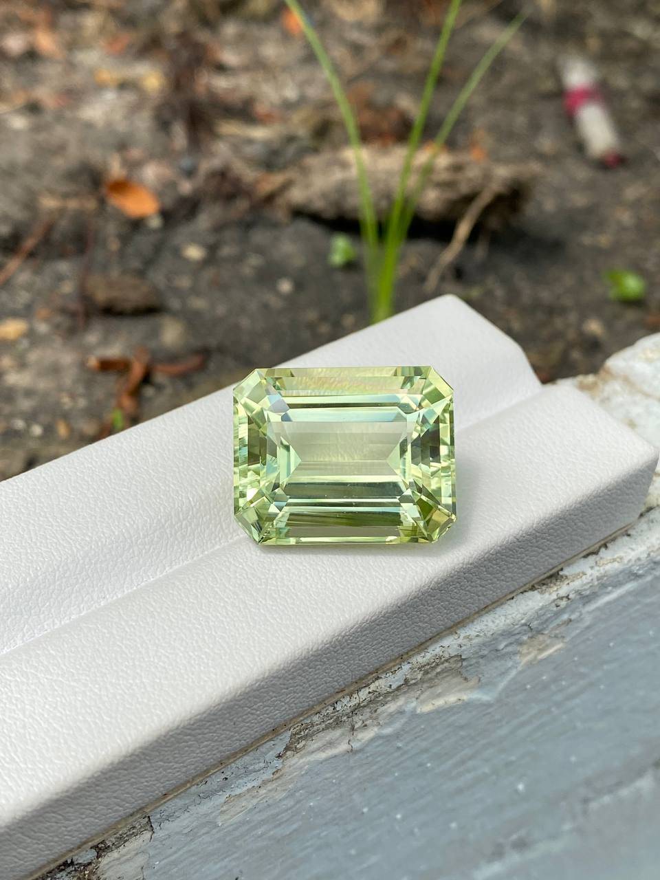 lime green beryl, 24.88ct rectangular cut — view 5