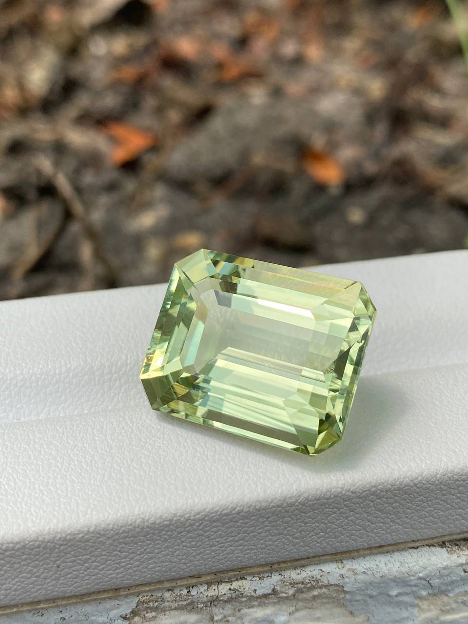 lime green beryl, 24.88ct rectangular cut — view 6