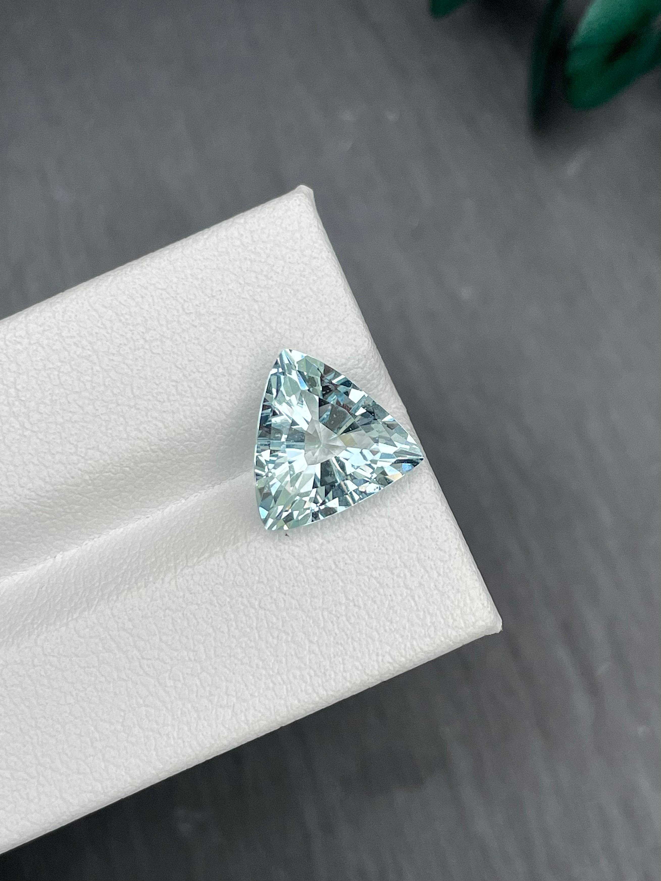 sky blue aquamarine, 3.47ct trilliant cut — view 5