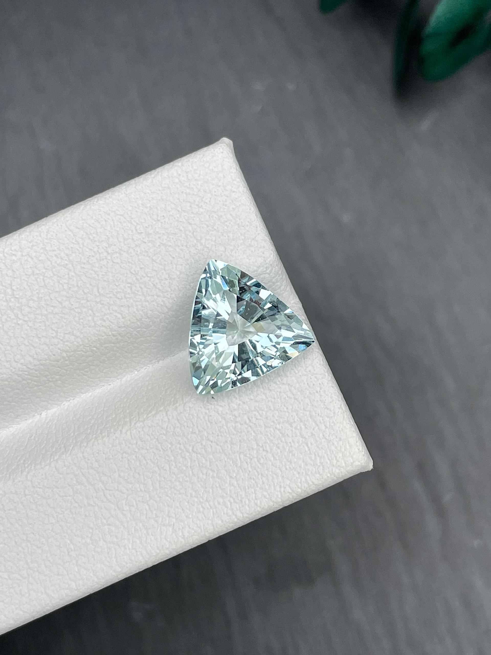 sky blue aquamarine, 3.47ct trilliant cut — view 5