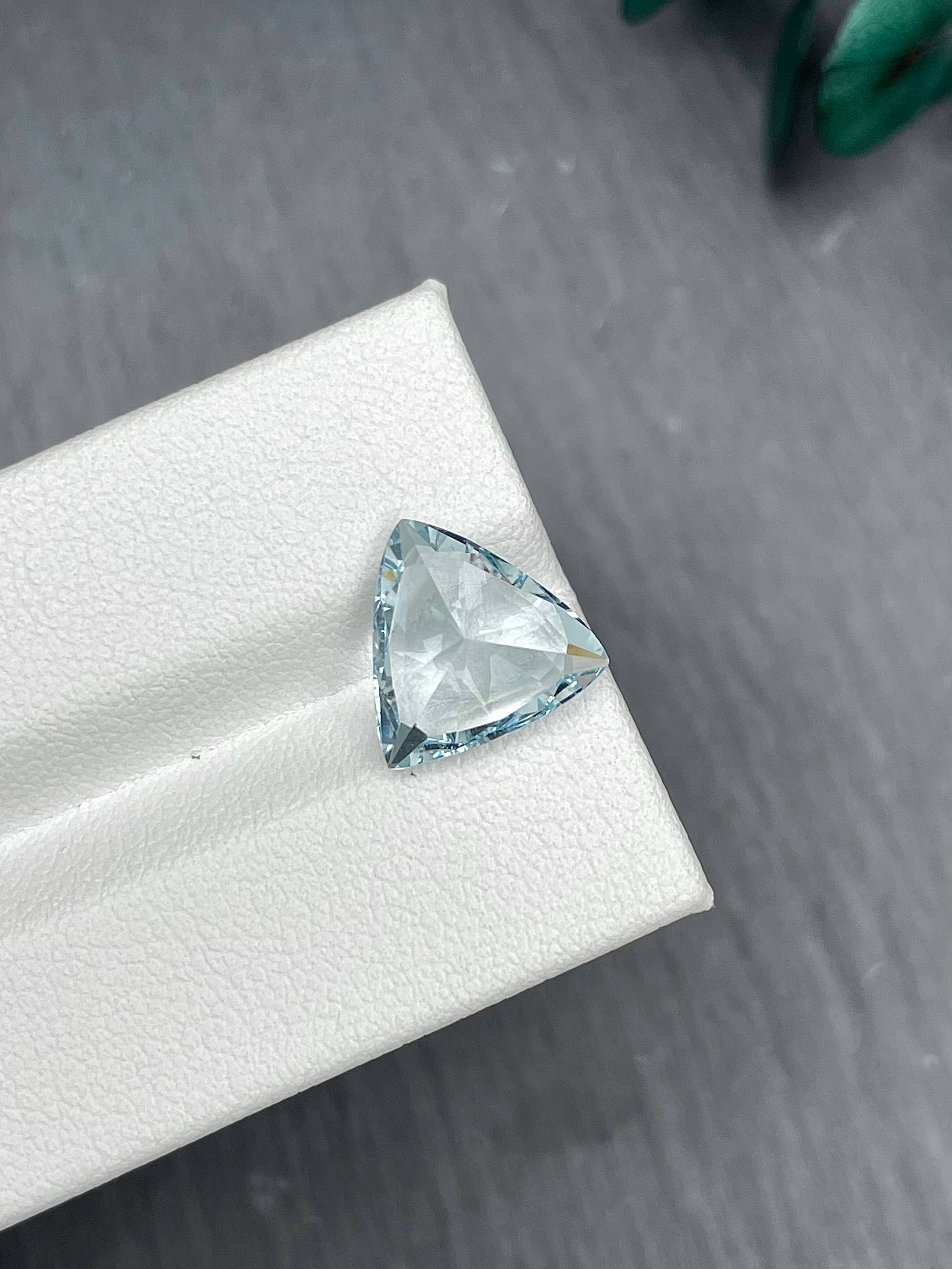 sky blue aquamarine, 3.47ct trilliant cut — view 6