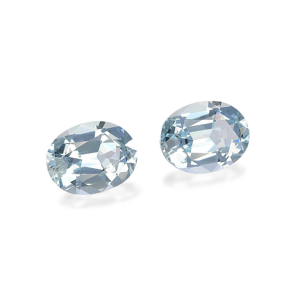 sky blue aquamarine, 4.35ct oval cut — view 3