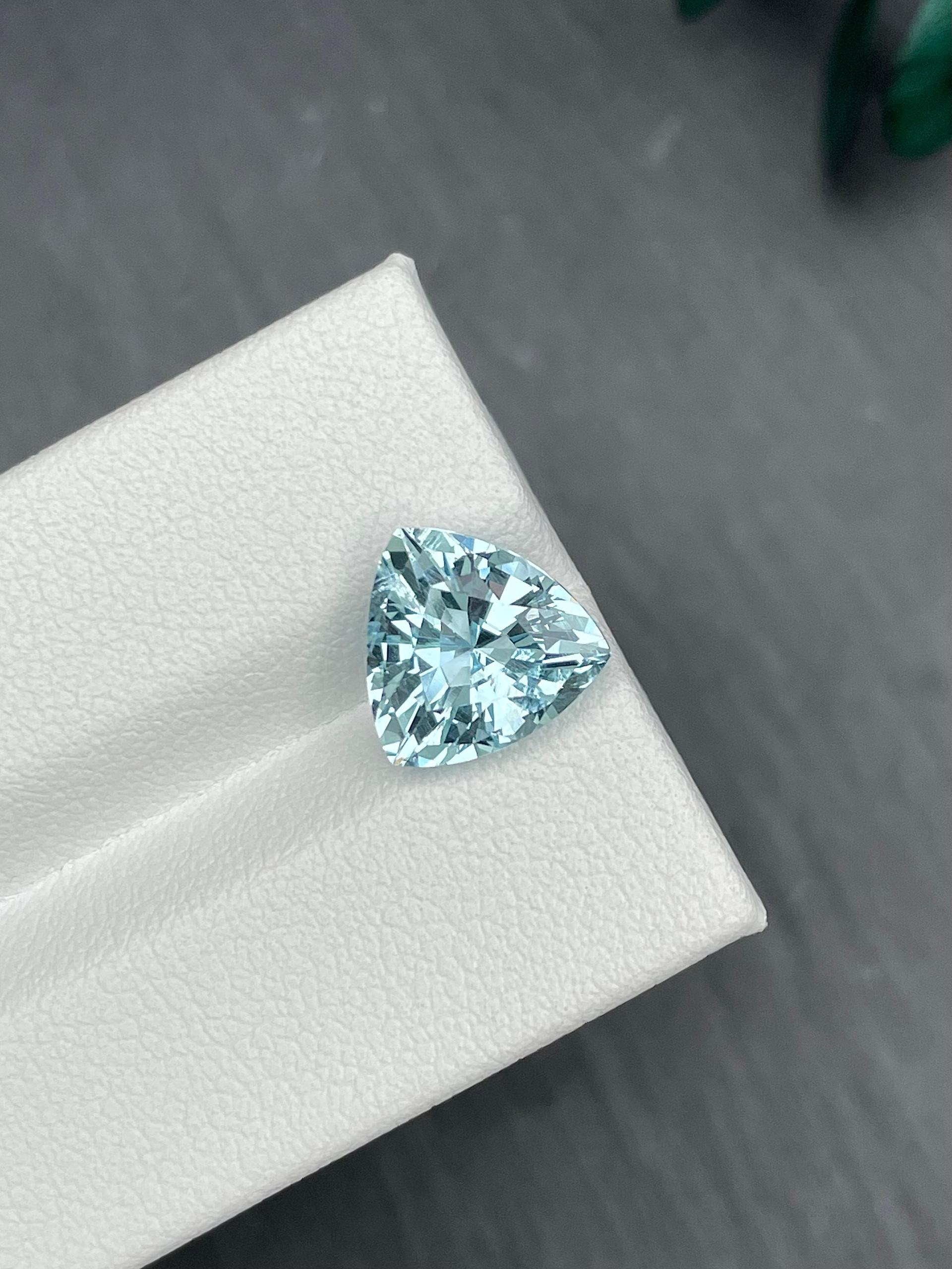sky blue aquamarine, 3.11ct trilliant cut — view 5