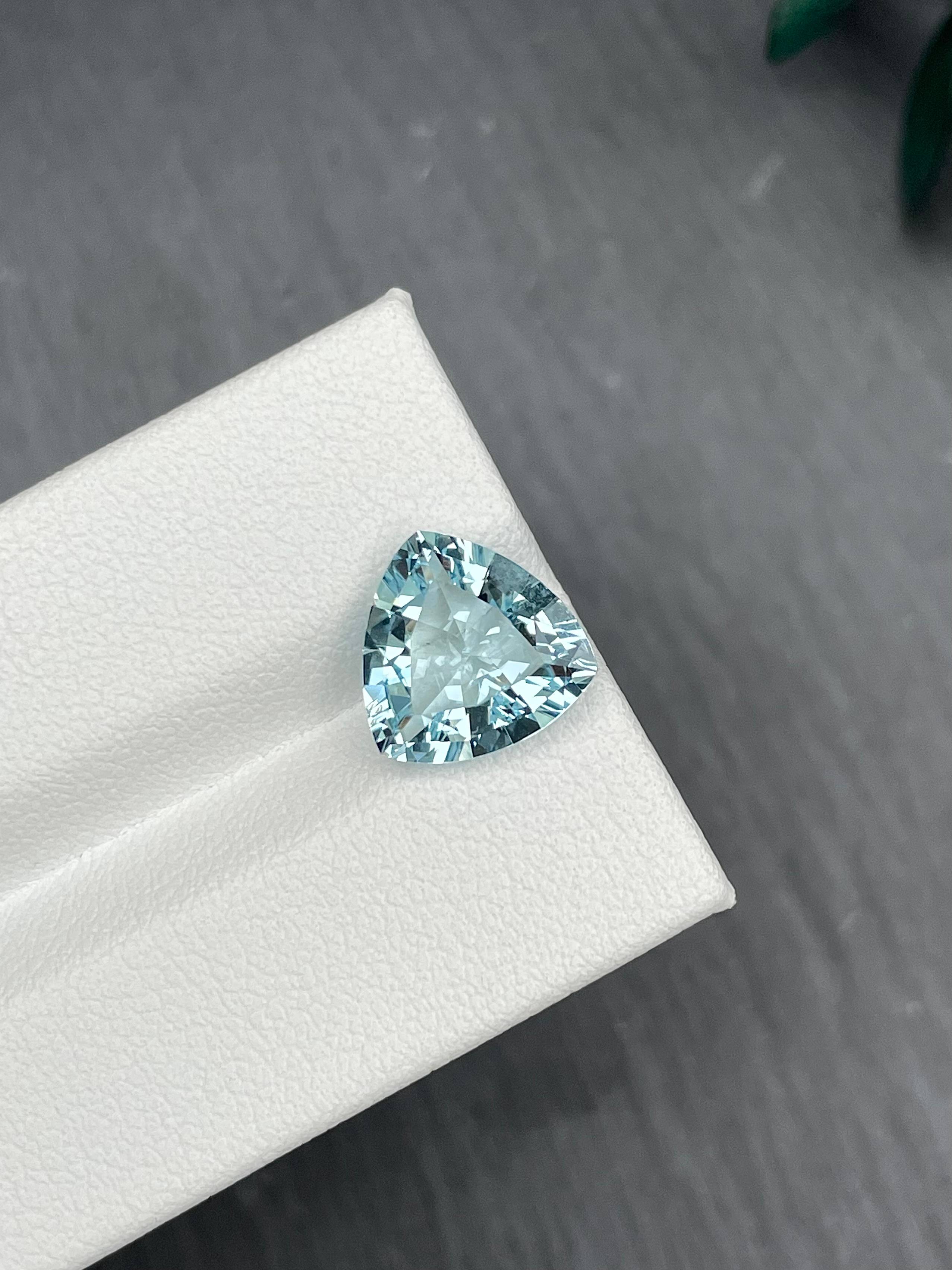 sky blue aquamarine, 3.19ct trilliant cut — view 5