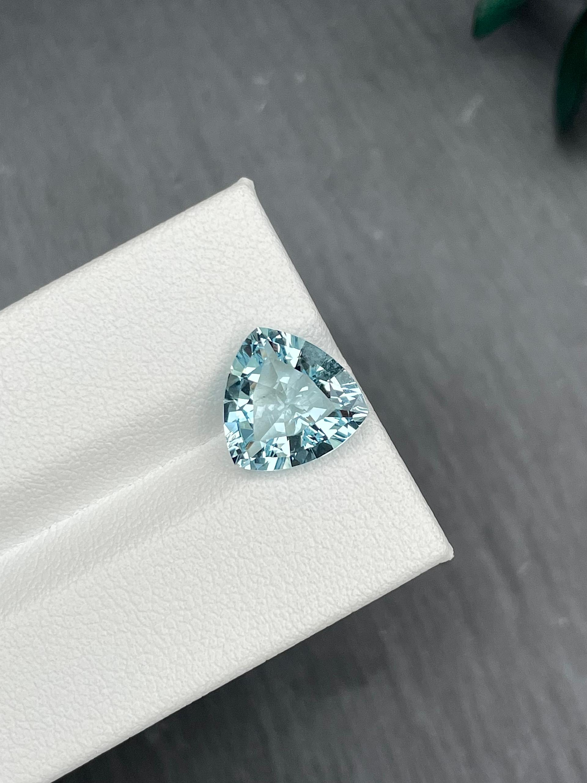 sky blue aquamarine, 3.19ct trilliant cut — view 5