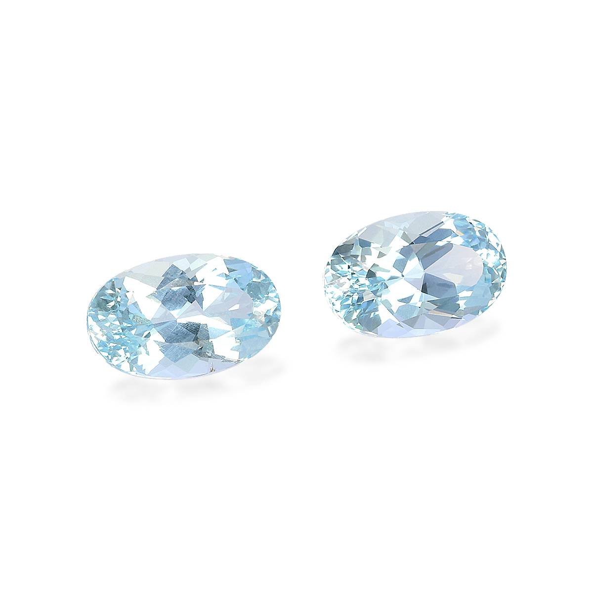 sky blue aquamarine, 5.2ct oval cut — view 3