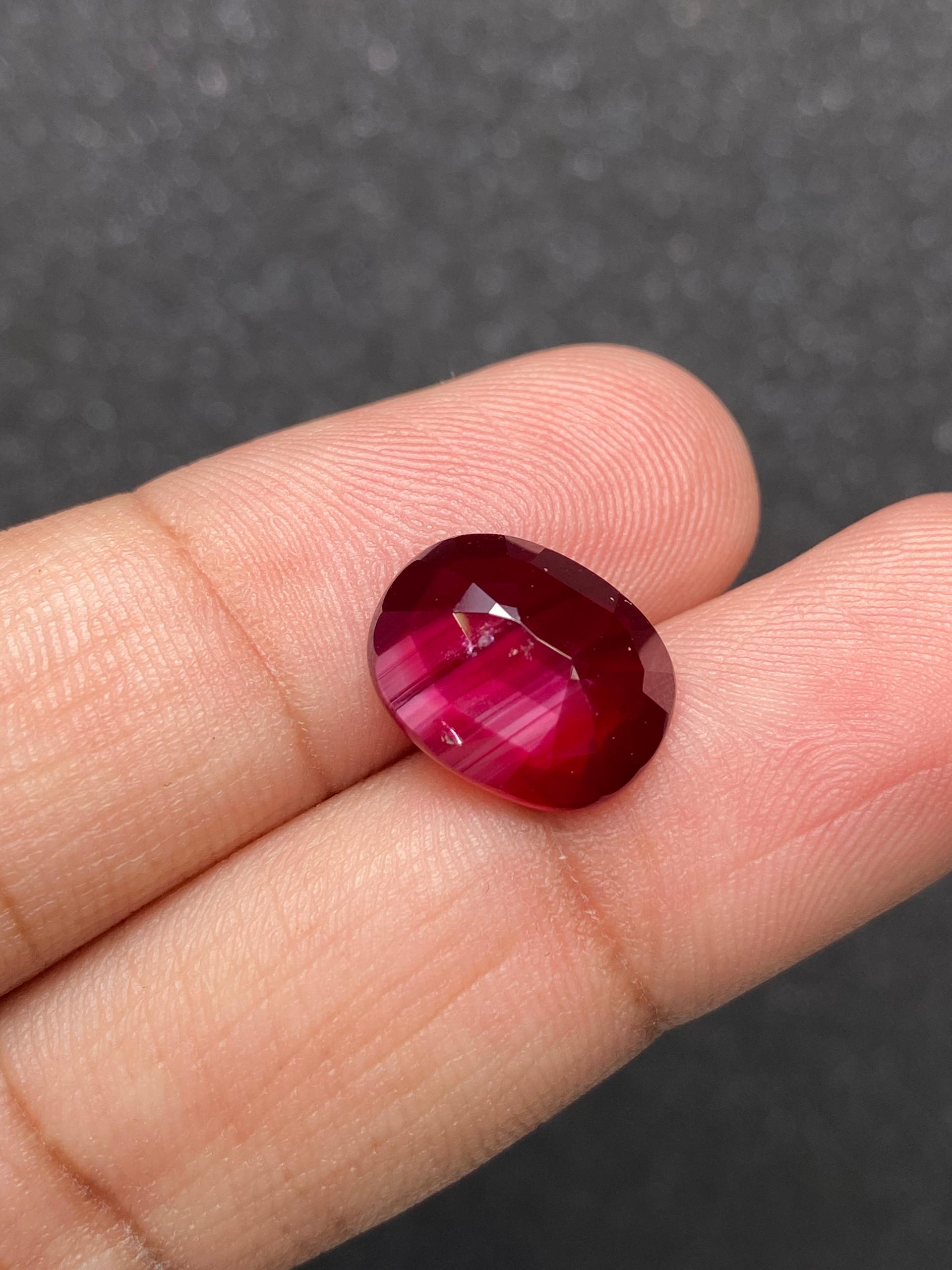 Pigeons Blood red mozambique ruby, 7.07ct oval cut — view 6