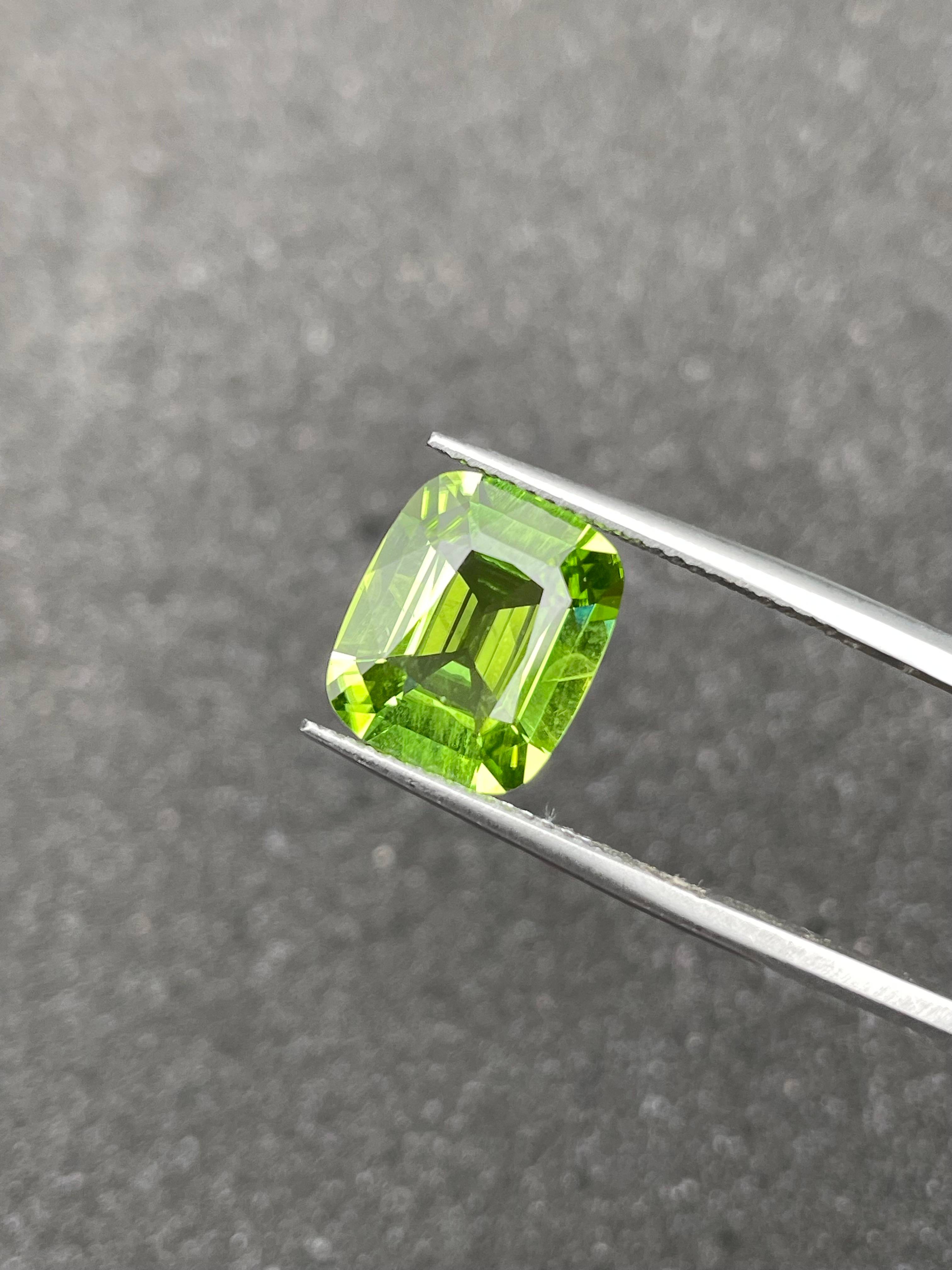 pistachio green peridot, 5.09ct cushion cut — view 5