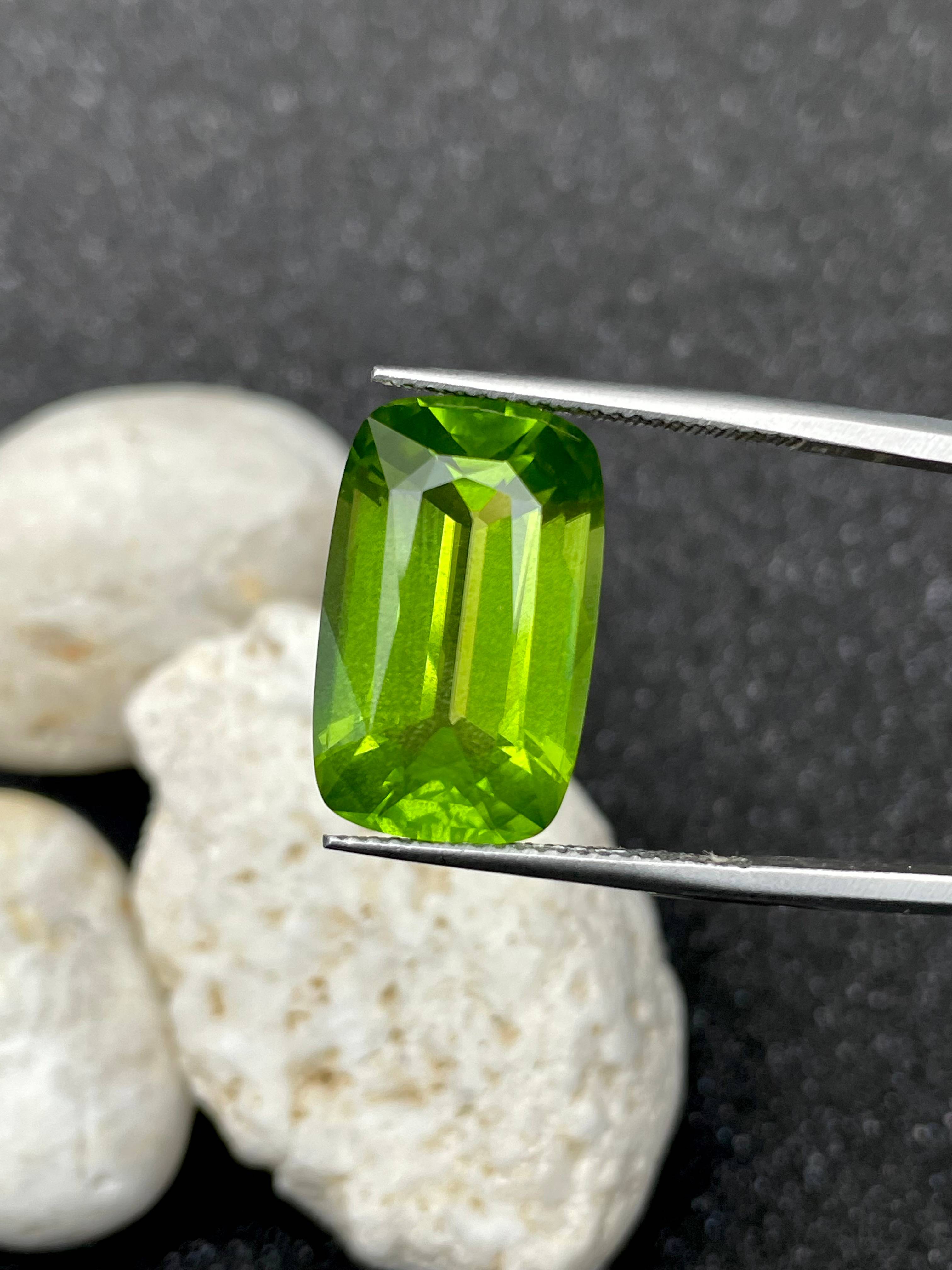 lime green peridot, 14.47ct cushion cut — view 5