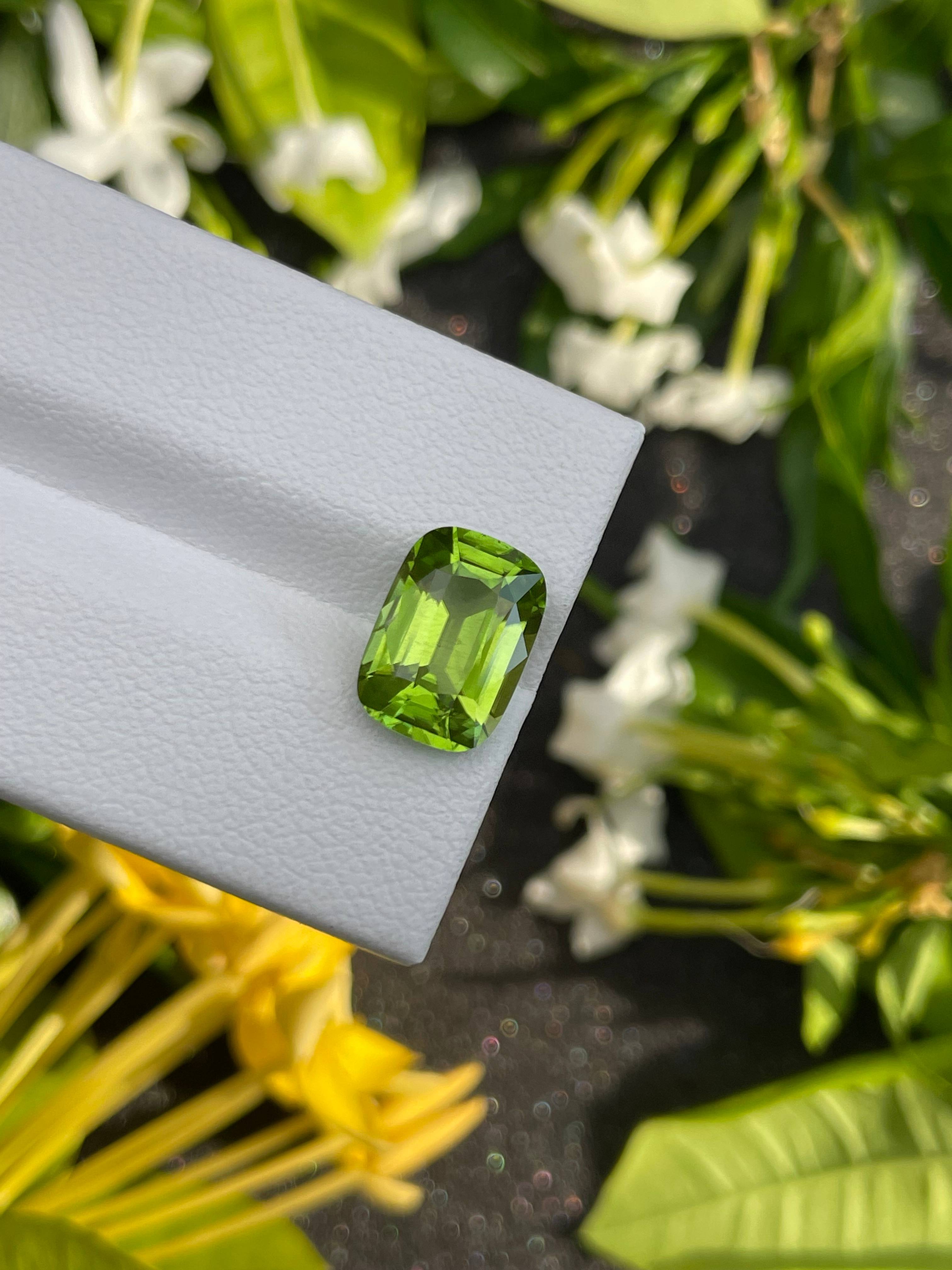pistachio green peridot, 4.24ct cushion cut — view 6