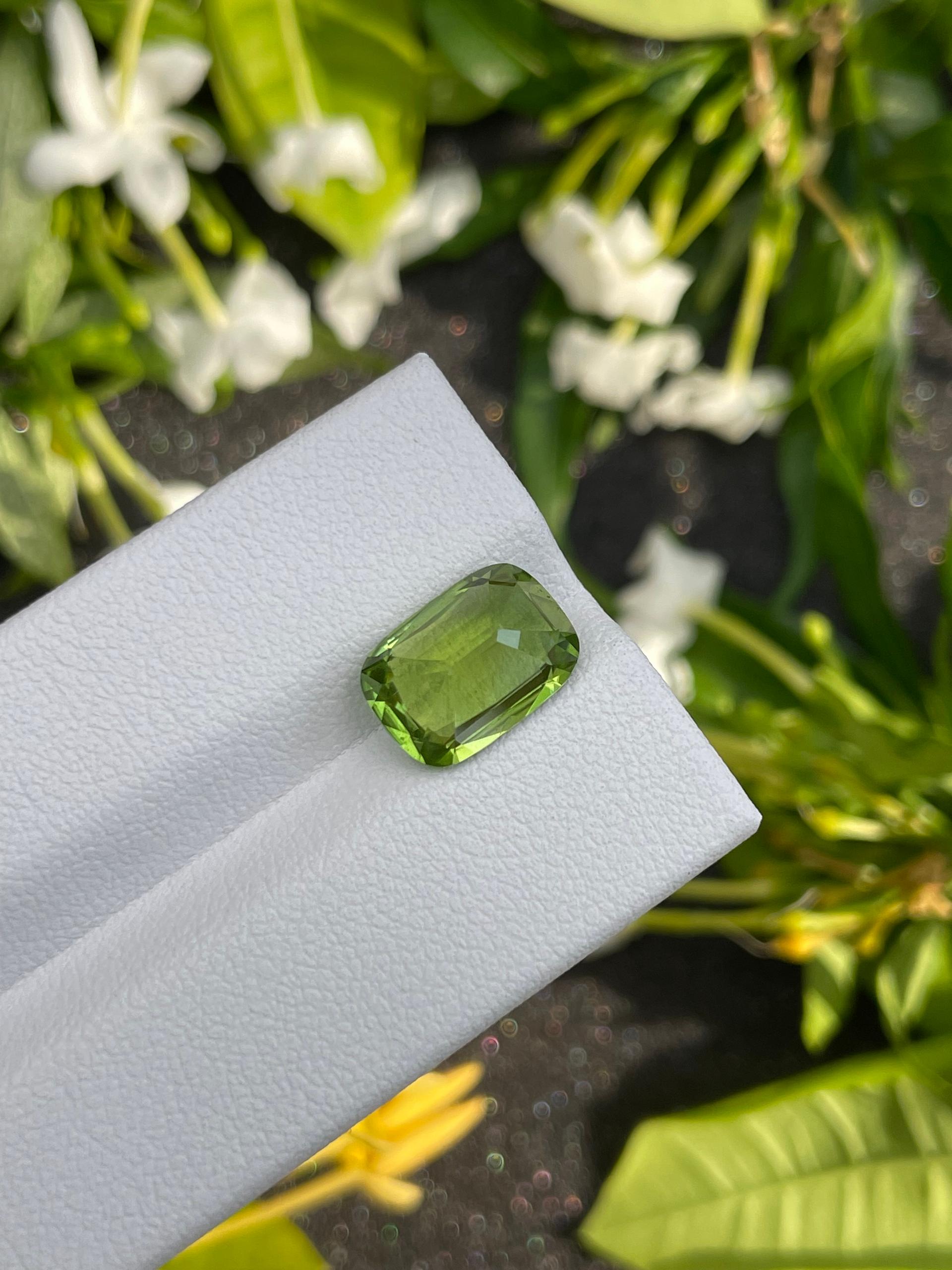 pistachio green peridot, 4.24ct cushion cut — view 7