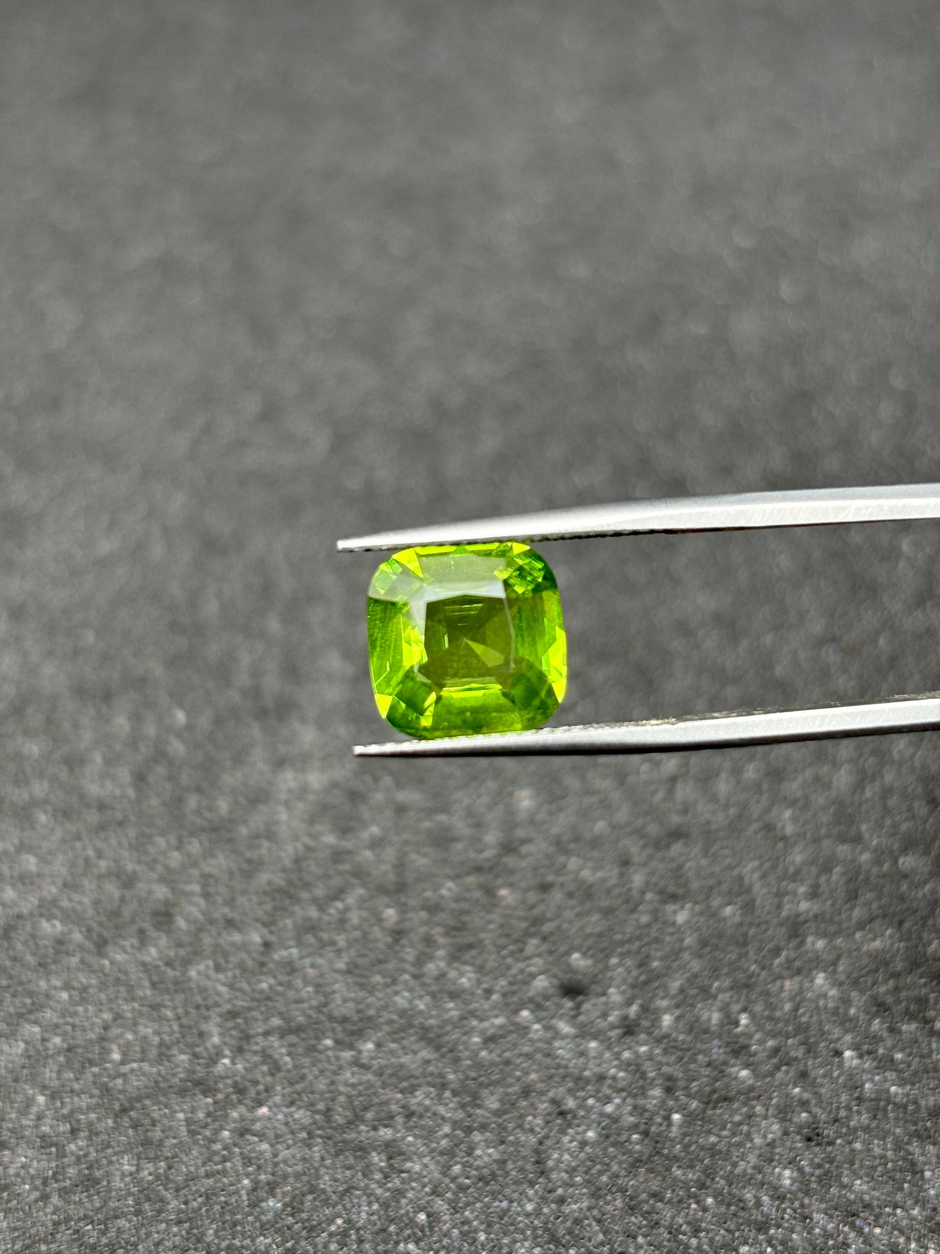green peridot, 4.75ct cushion cut — view 5