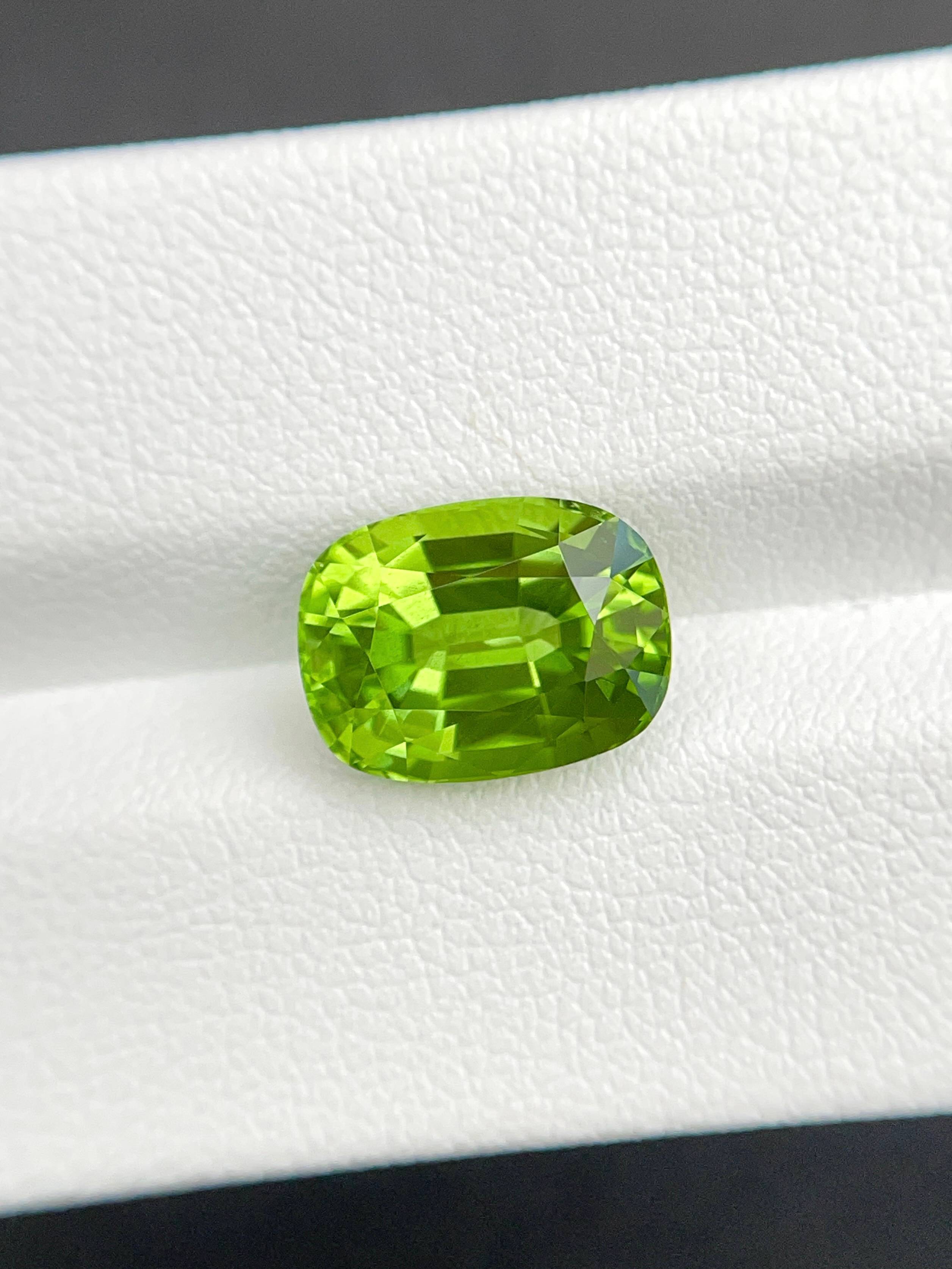 pistachio green peridot, 5.12ct cushion cut — view 5