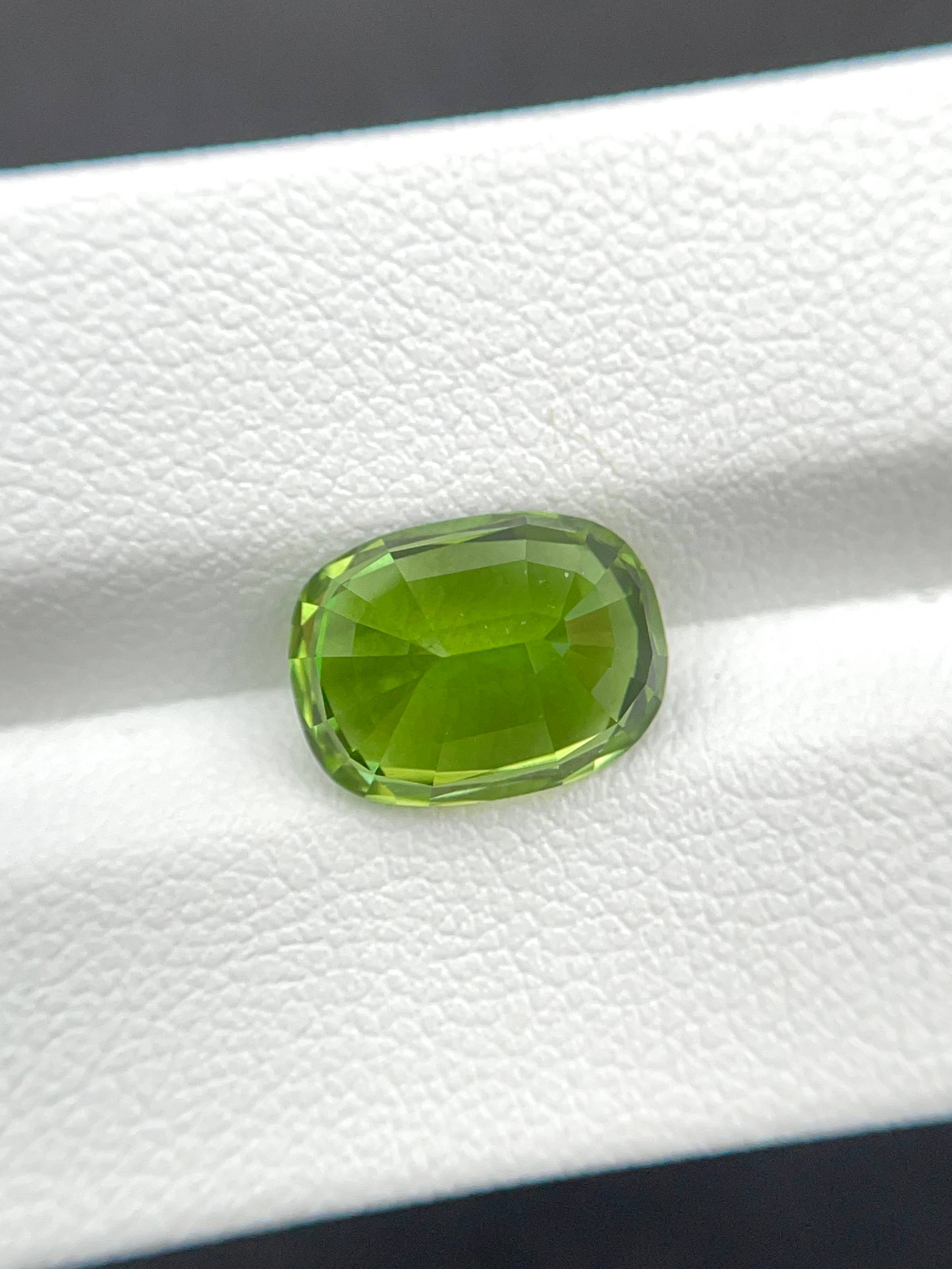 pistachio green peridot, 5.12ct cushion cut — view 6