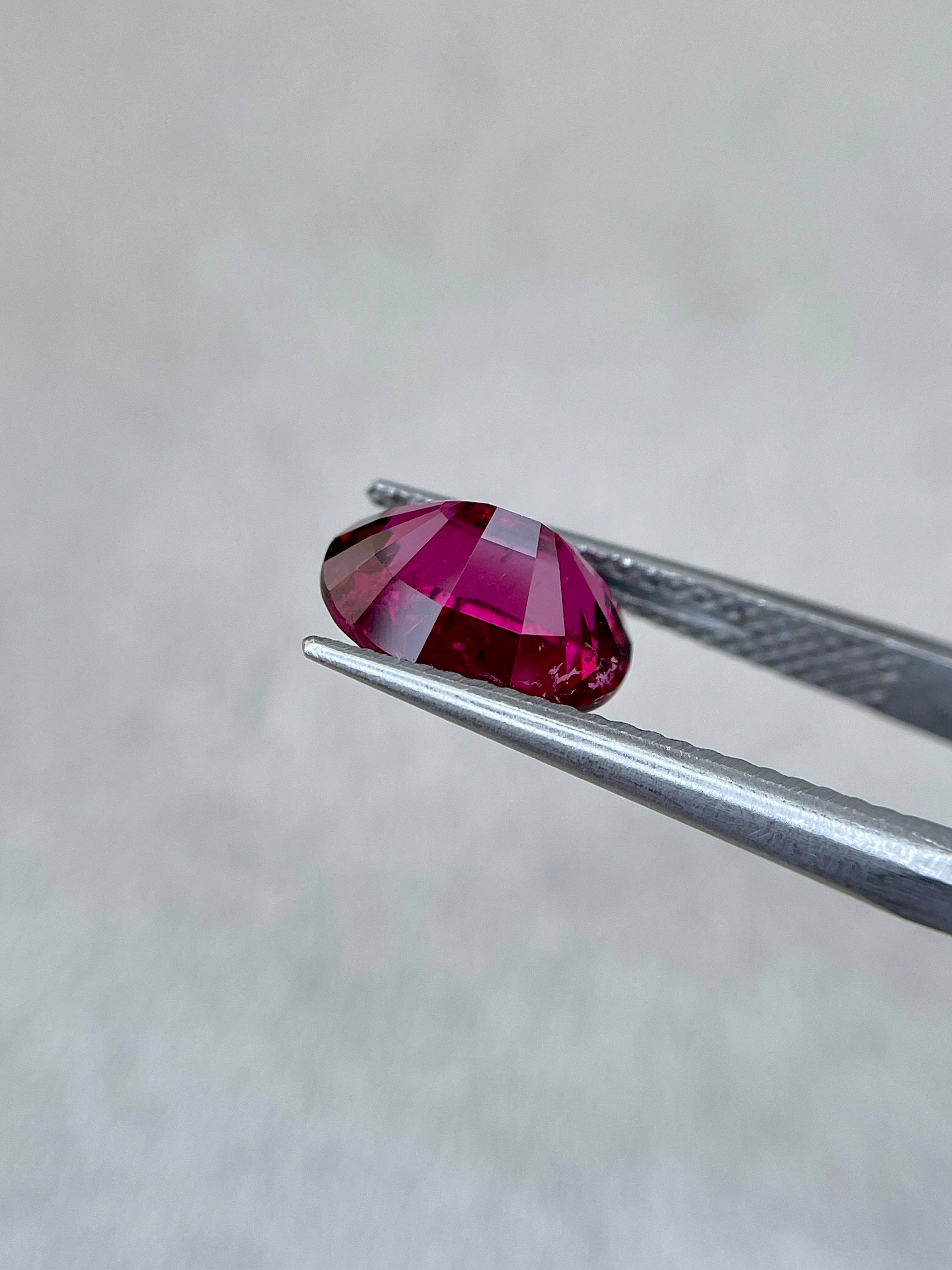Vivid pink rubellite tourmaline, 2.7ct oval cut — view 6