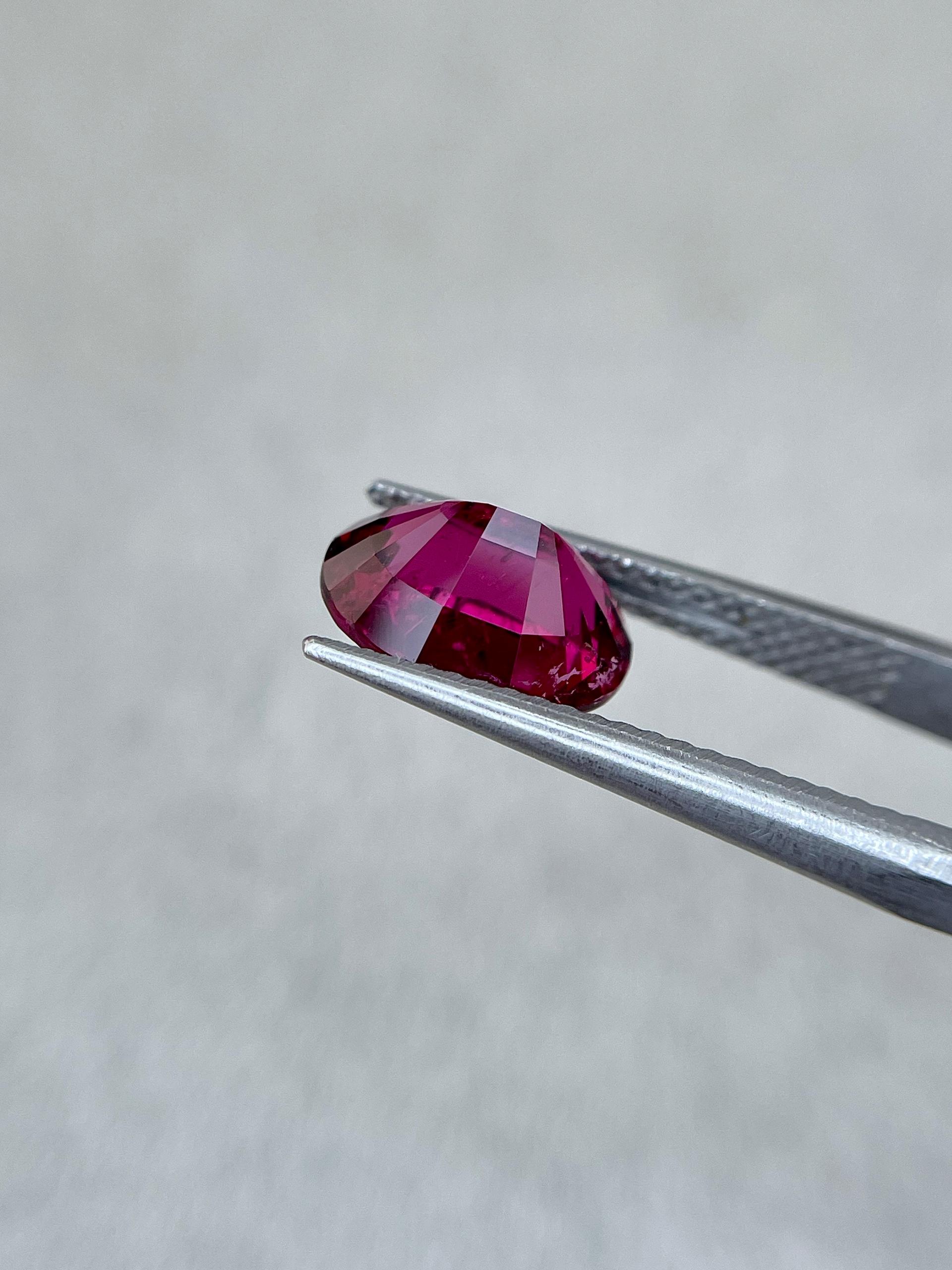 Vivid pink rubellite tourmaline, 2.7ct oval cut — view 6