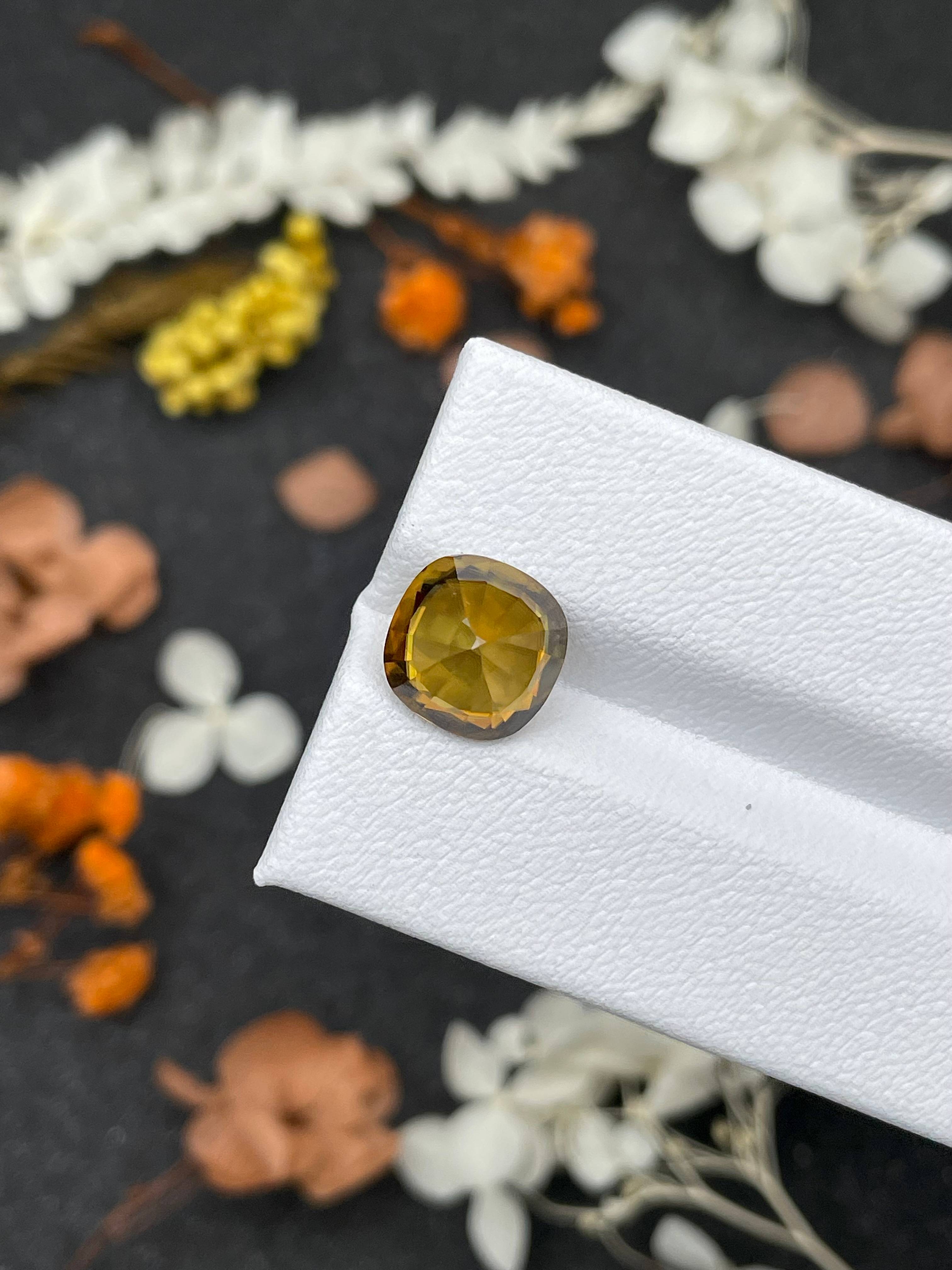 corn yellow sphene, 4.53ct cushion cut — view 6