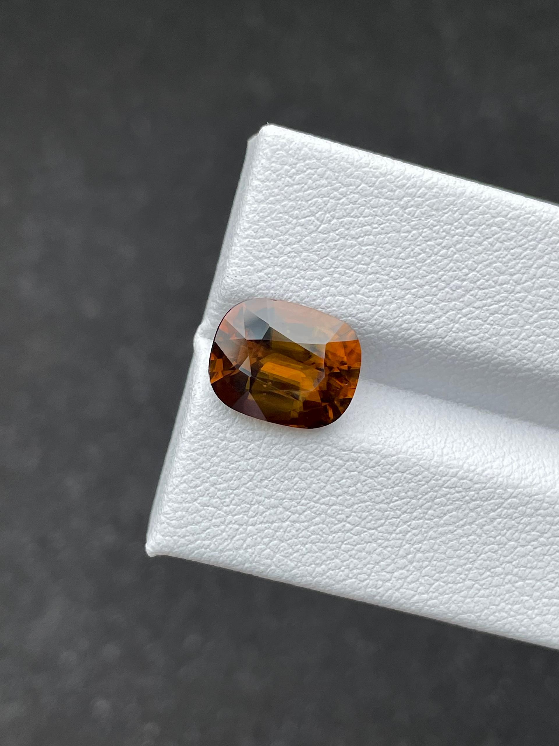 honey yellow sphene, 4.52ct cushion cut — view 5