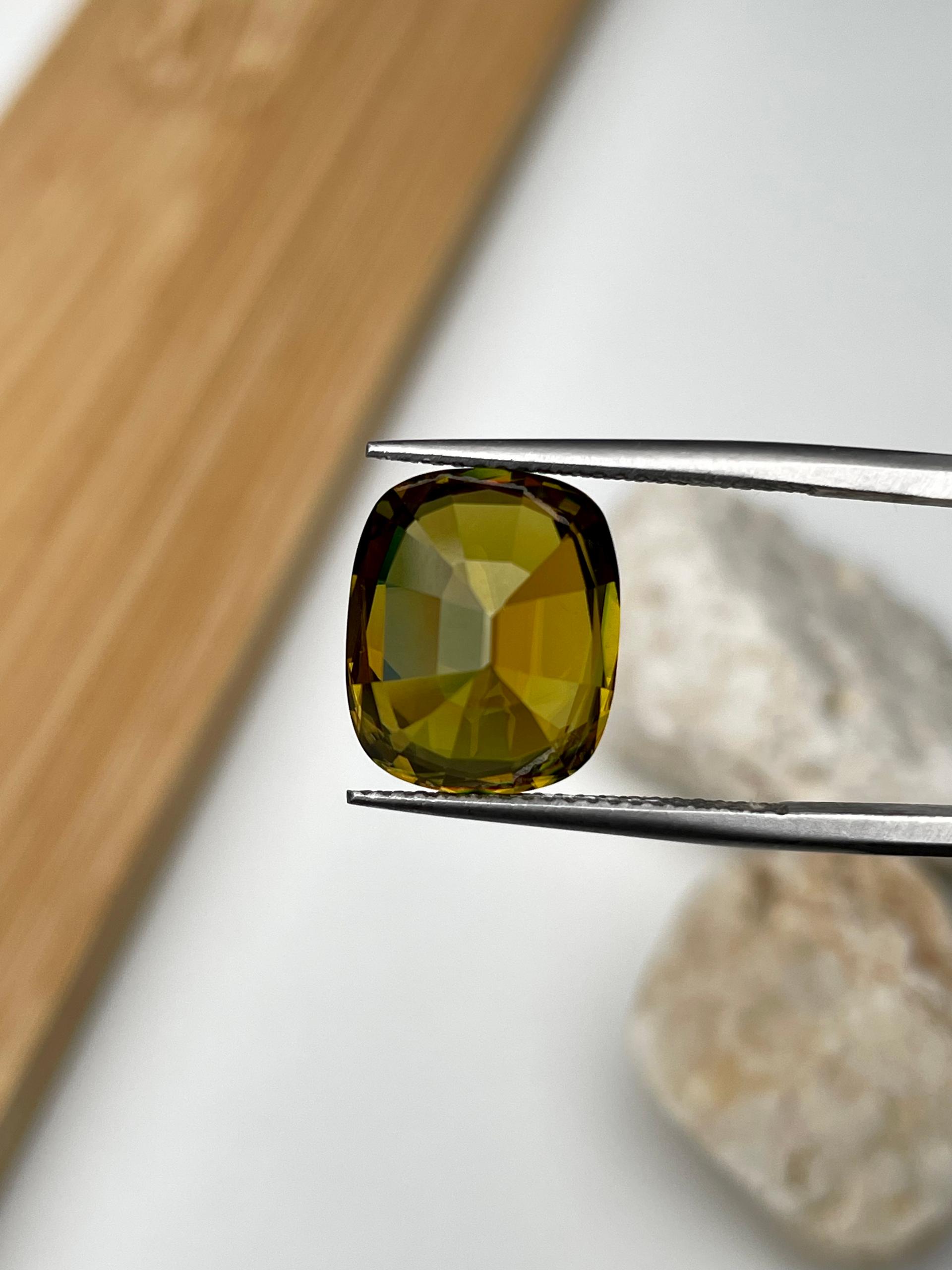 corn yellow sphene, 8.57ct cushion cut — view 6