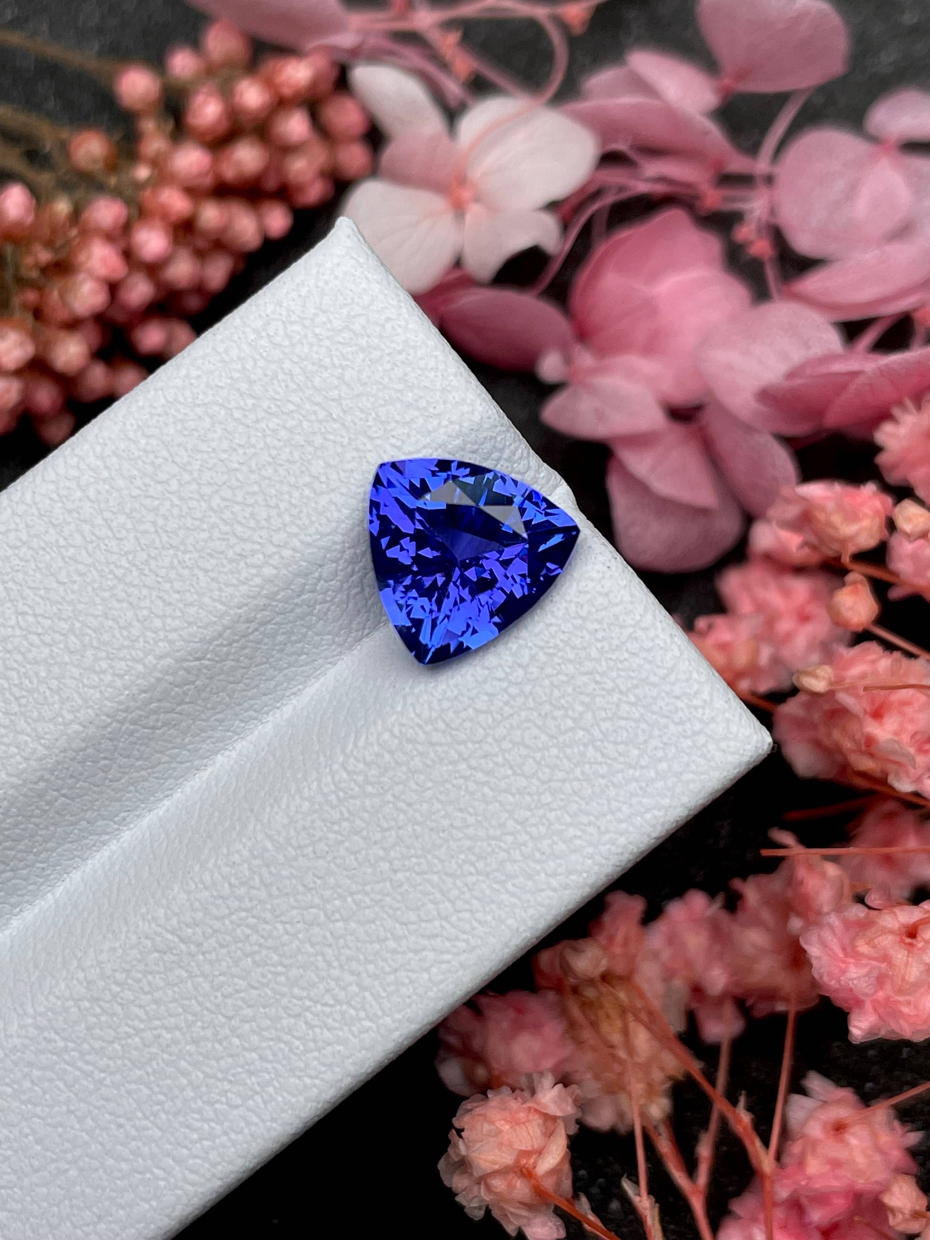 AA violet blue tanzanite, 3.47ct trilliant cut — view 5