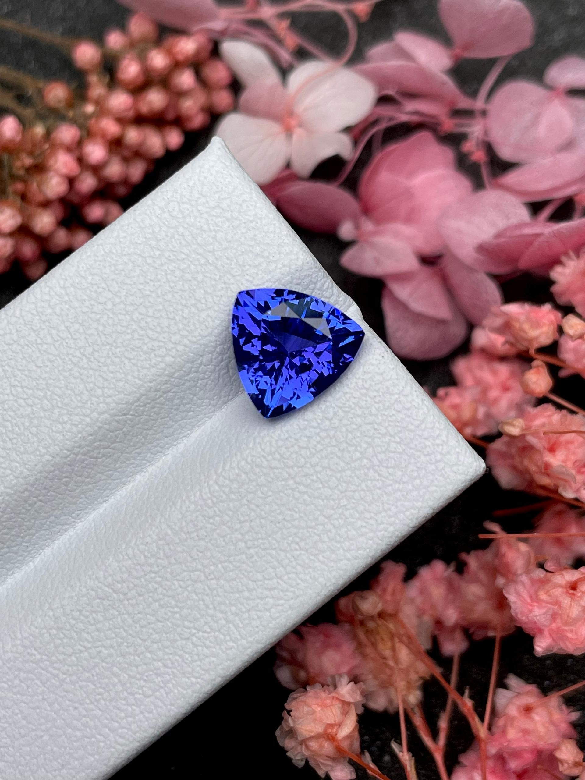 AA violet blue tanzanite, 3.47ct trilliant cut — view 5