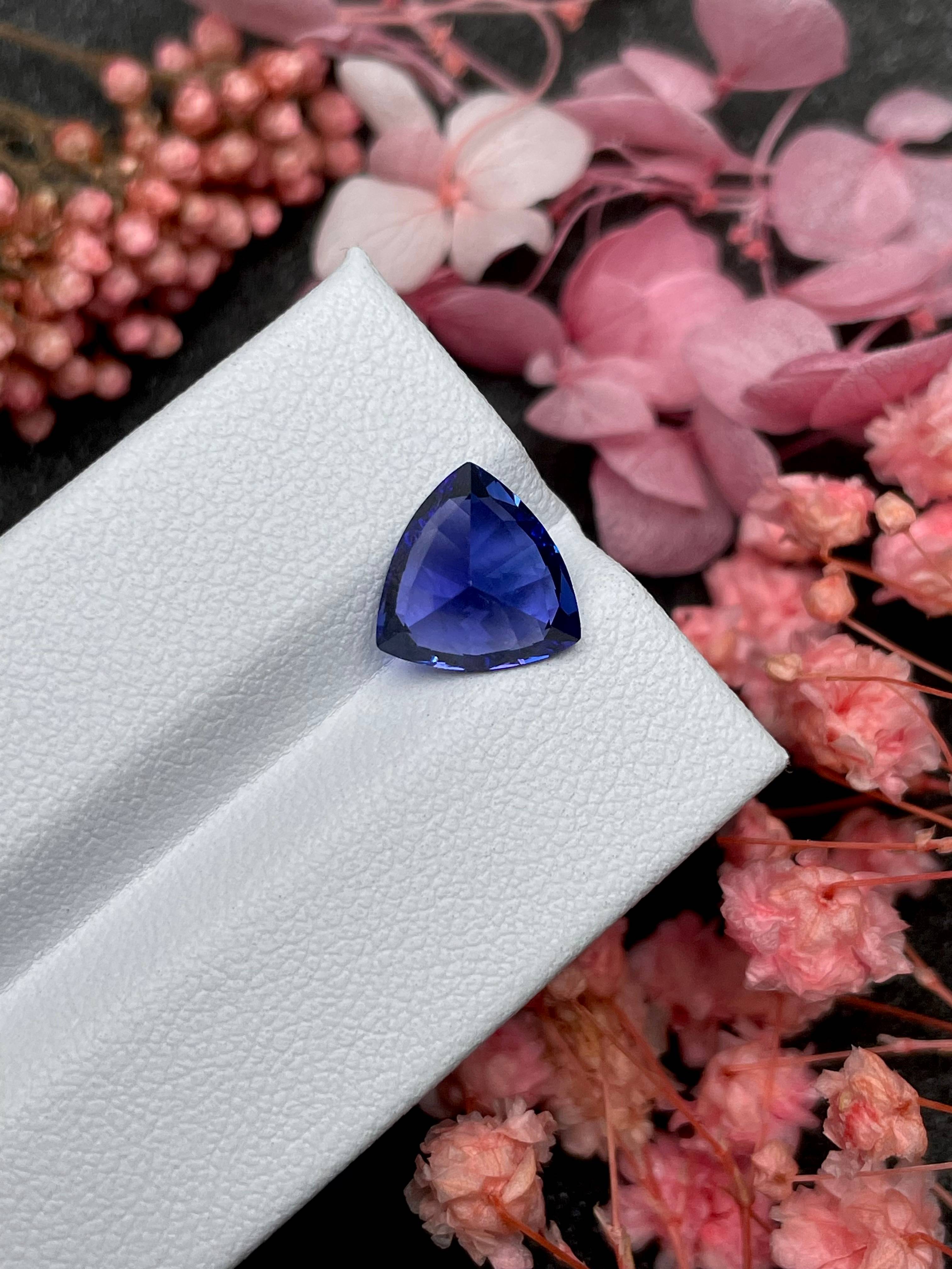 AA violet blue tanzanite, 3.47ct trilliant cut — view 6