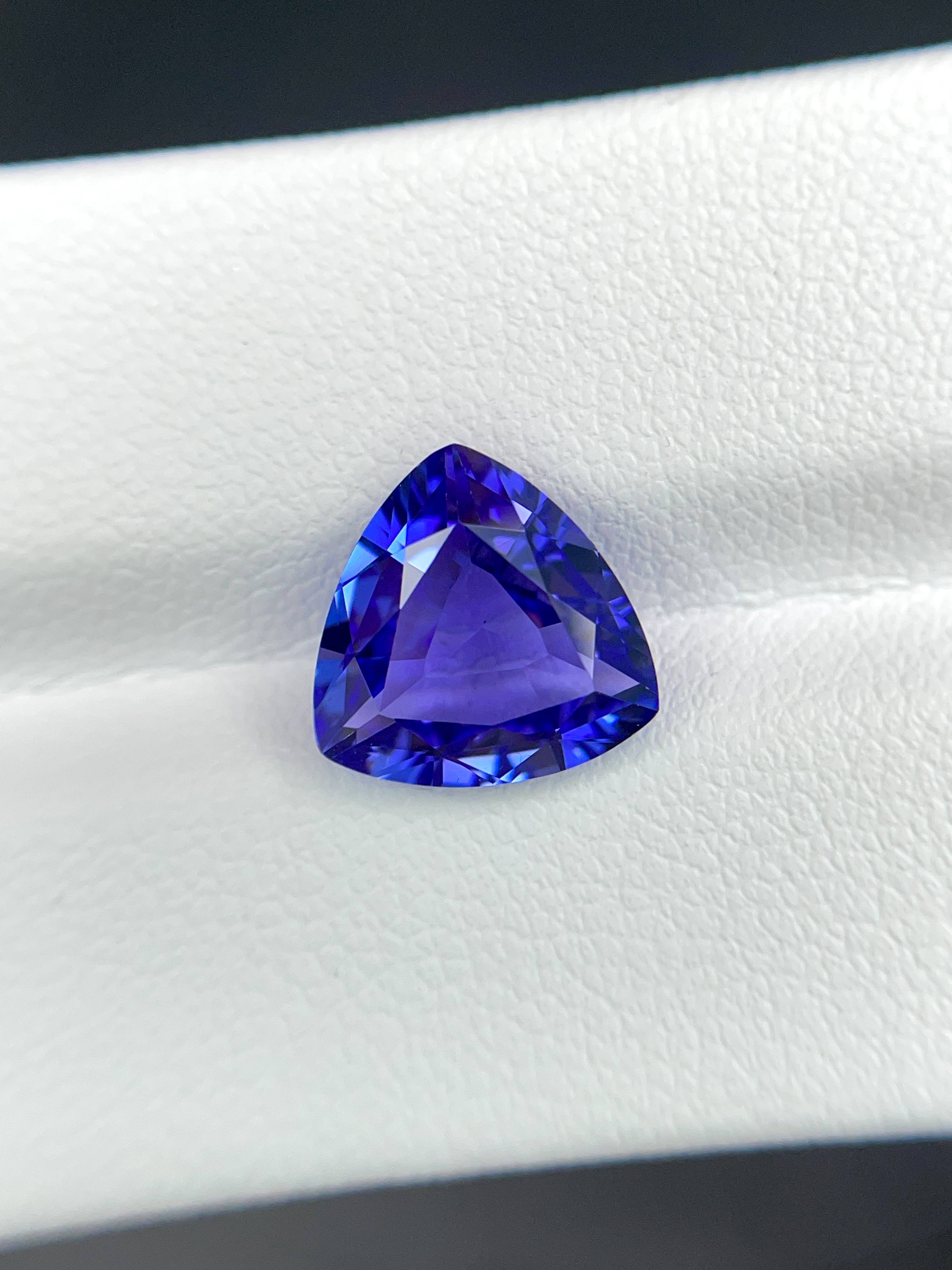 AAA+ violet blue tanzanite, 3.52ct trilliant cut — view 5