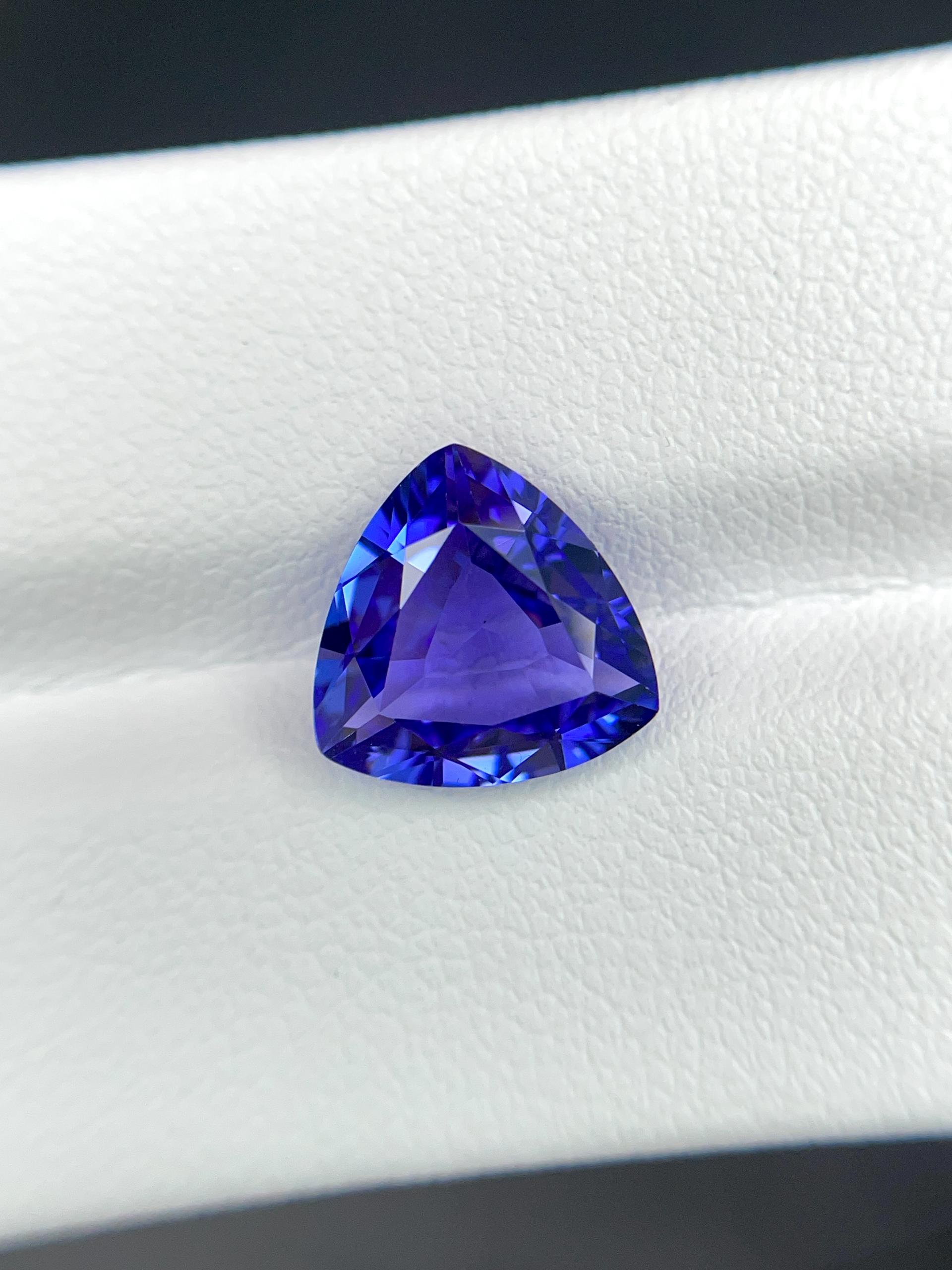 AAA+ violet blue tanzanite, 3.52ct trilliant cut — view 5