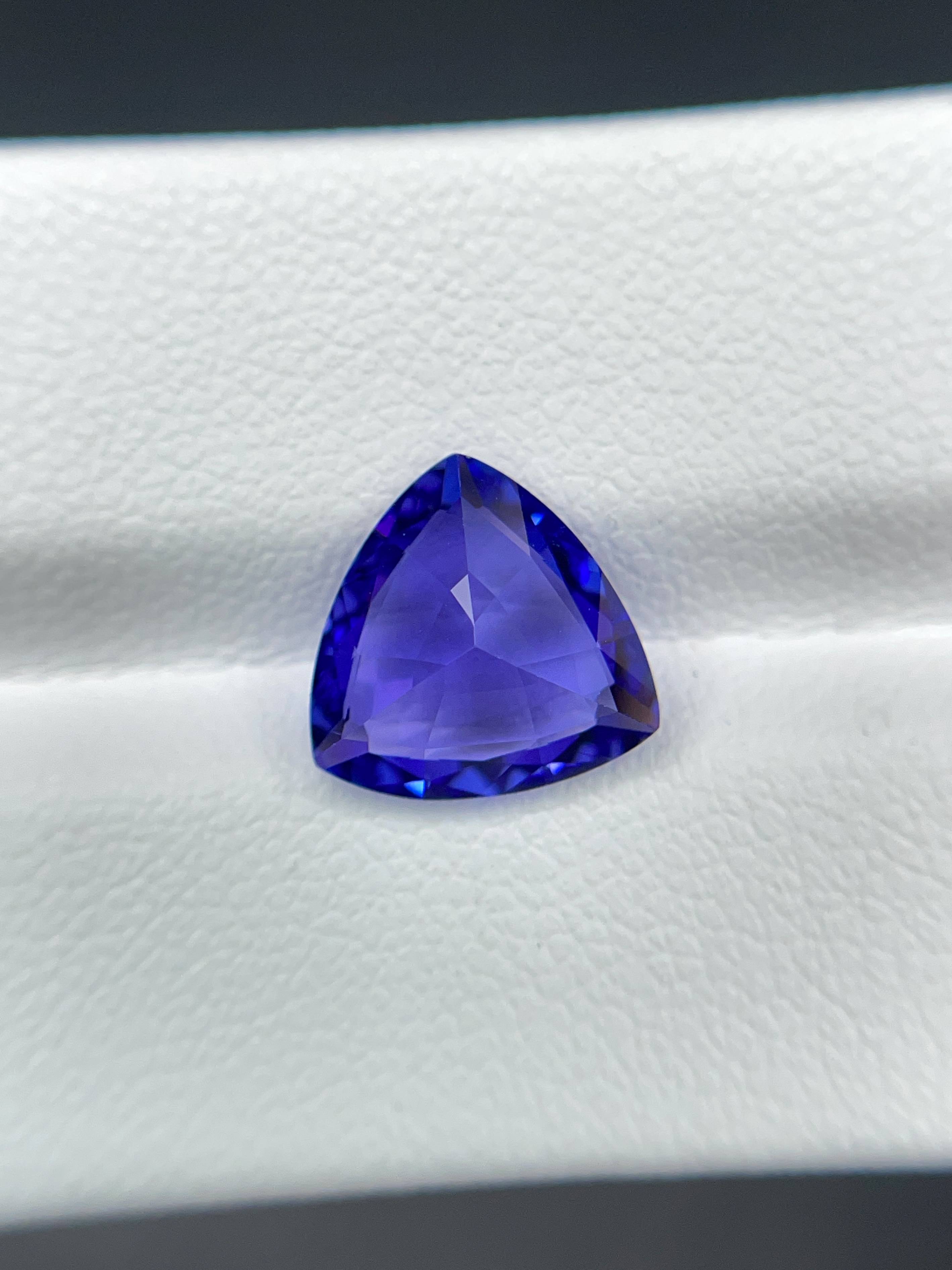 AAA+ violet blue tanzanite, 3.52ct trilliant cut — view 6