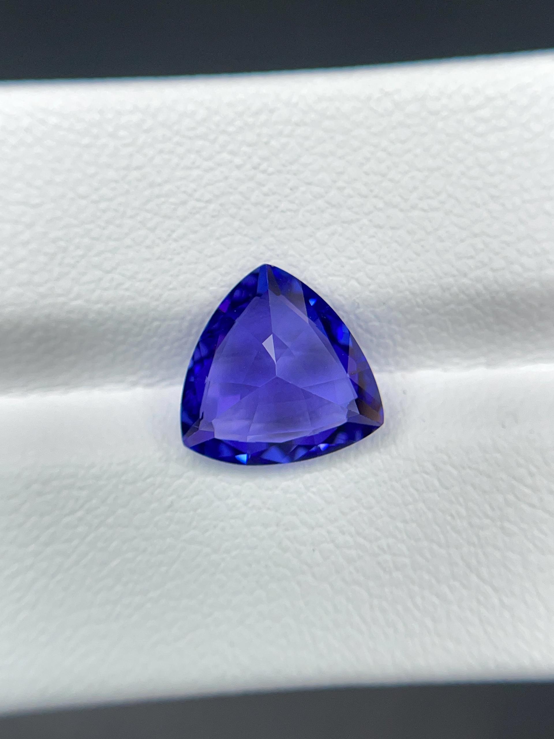 AAA+ violet blue tanzanite, 3.52ct trilliant cut — view 6