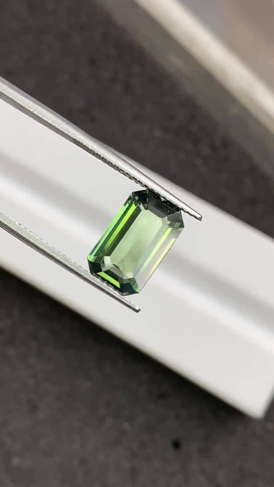 Color Change Green Alexandrite 4.04ct | STARLANKA